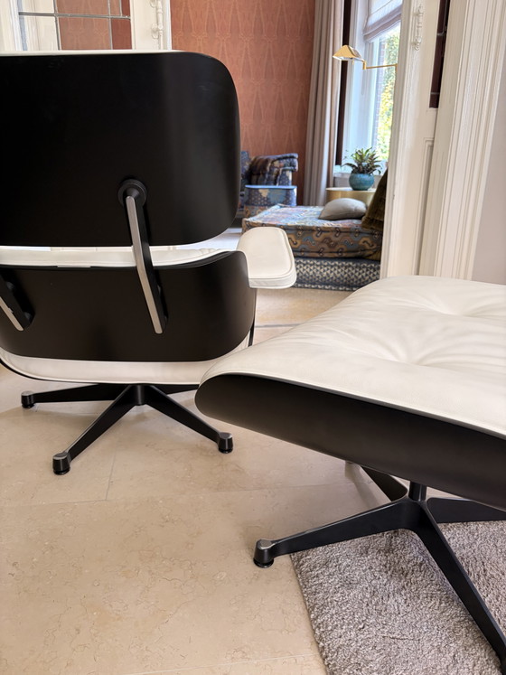 Originale Vitra Eames Lounge Chair +Ottoman pelle Bianco 2007 – Poltrone (photo 12 of 13)