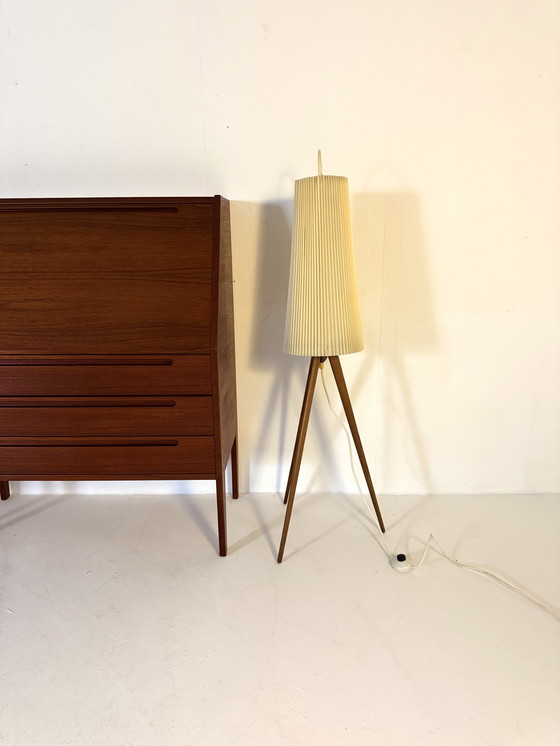 Image 1 of Vintage teakhouten tripod vloerlamp met plussékap ‘60