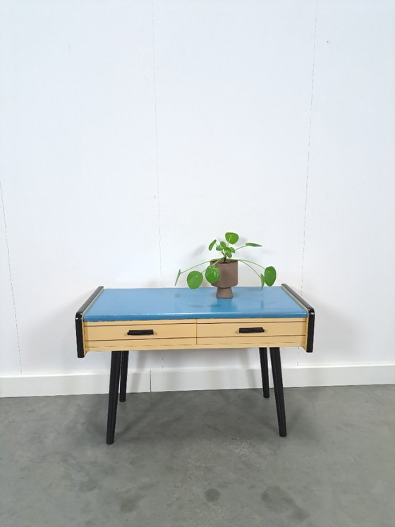 Image 1 of Jaren 50 ladekastje met blauw blad en zwarte poten vintage