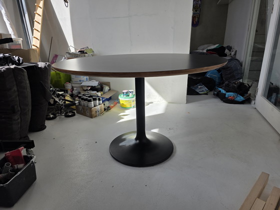 Image 1 of Tavolo da pranzo Swoop con base in acciaio