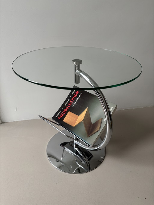 Boîte de nuit design en chrome foncé avec lecteur de livre