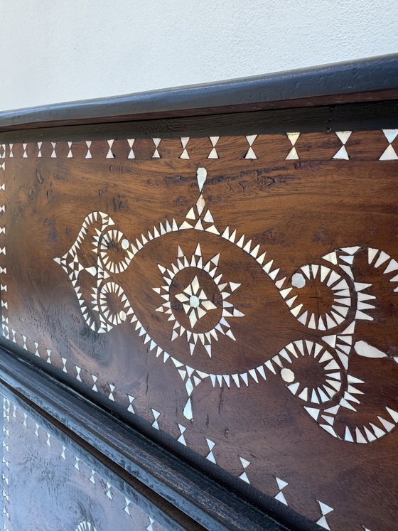 Image 1 of Antico baule orientale con intarsi in madreperla