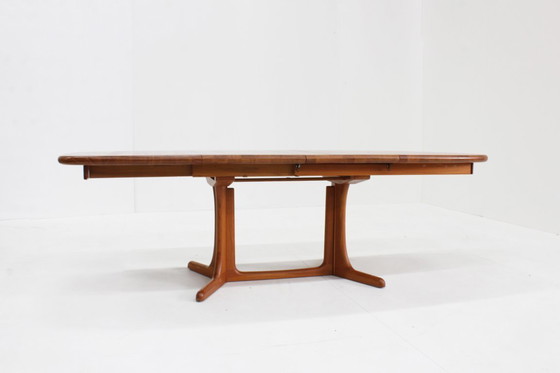 Image 1 of Table de salle à manger ovale extensible vintage danoise en teck massif