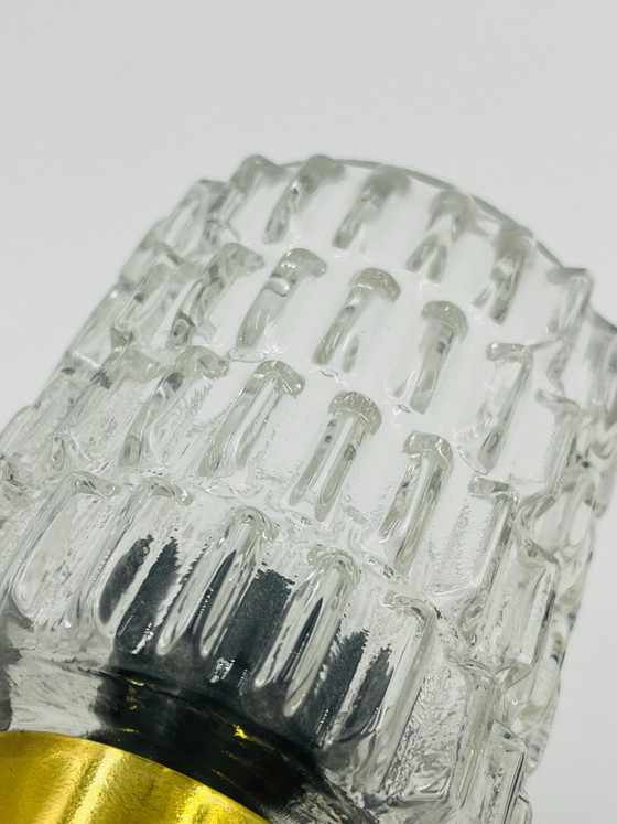 Image 1 of Een paar vintage wandlampen van getextureerd glas en messing, toegeschreven aan Maison Arlus.