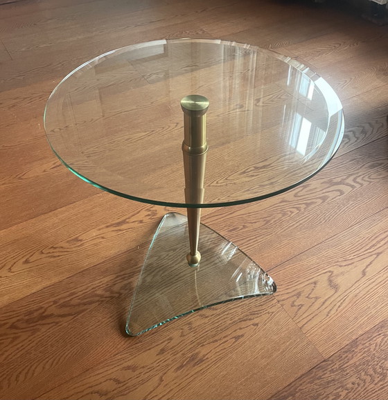 Image 1 of Italienischer Beistelltisch aus dickem, rundem Glas mit Messingbeinen