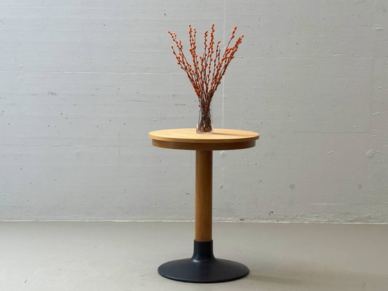 Image 1 of Ronde bijzettafel met gietijzeren voet, jaren 70