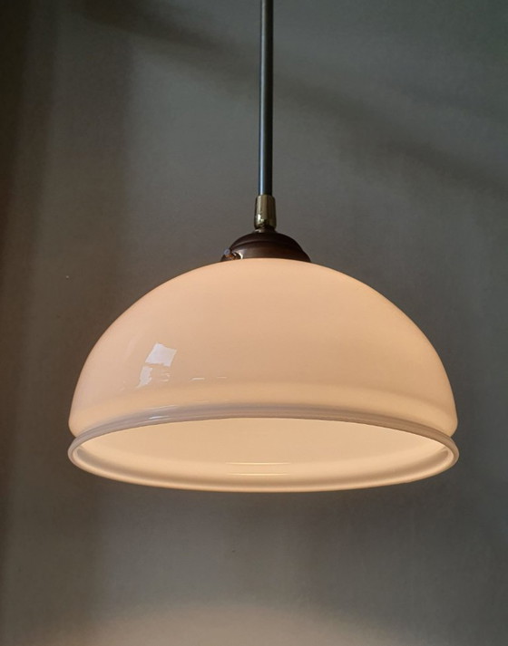 Image 1 of Lampada a sospensione vintage - vetro opalino bianco in forma decorativa