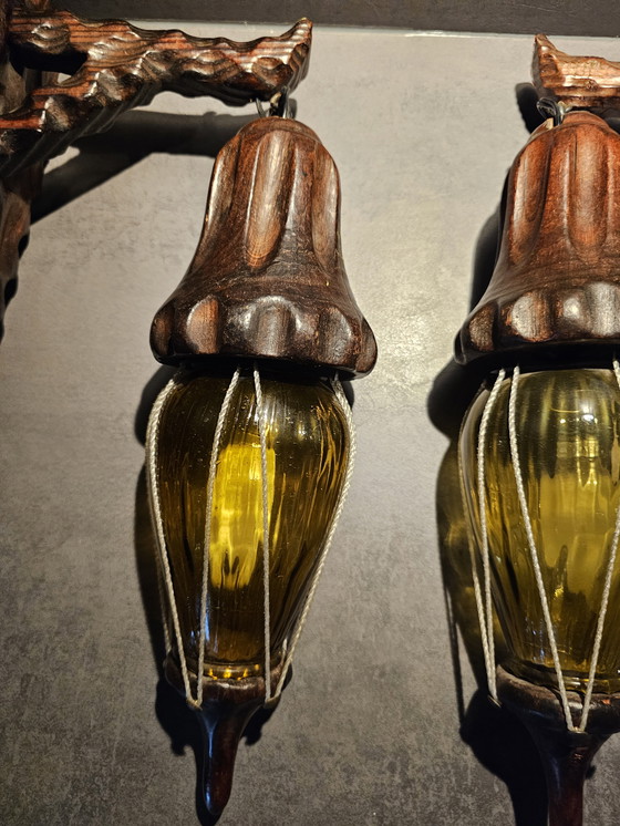Image 1 of Lampade da parete spagnole vintage in legno, con vetro ambrato