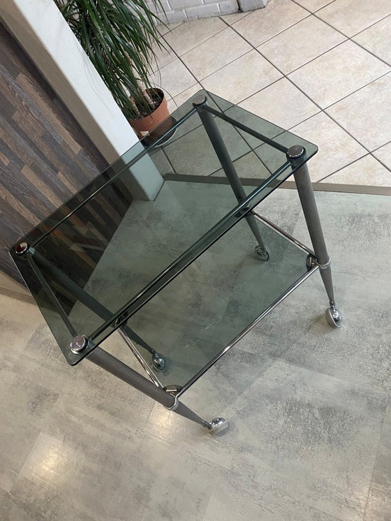 Image 1 of Carrello bar vintage anni '50 in metallo argentato con due ripiani in vetro fumé su ruote.