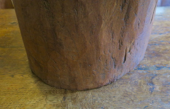 Image 1 of Table basse ancienne à mortier sculptée à la main avec plateau circulaire en verre