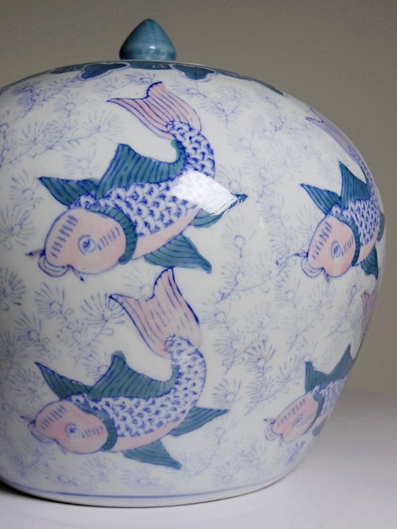 Image 1 of Vaso o pentola cinese d'epoca con coperchio e motivi di carpe koi