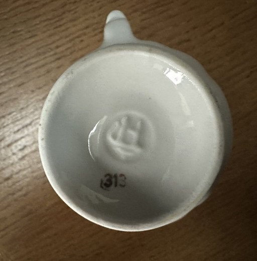 Pequeña lechera/cremera de porcelana con motivo de iris, siglo XX