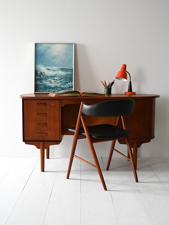 Image 1 of Bureau scandinave ovale en teck des années 1960