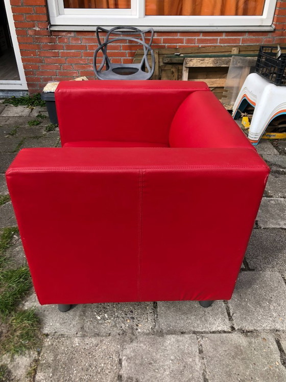 Image 1 of Poltrona lounge in pelle rossa dal design moderno