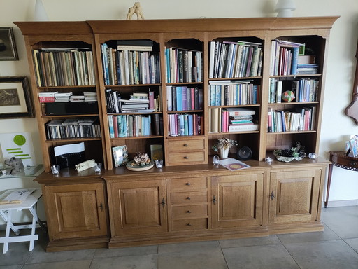 Combinazione di mobile a parete, tavolino da caffè e mobile porta TV.