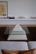 Table basse pyramide vintage postmoderne en travertin (années 1980)