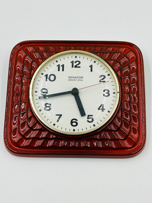 Orologio da parete vintage Senator, in ceramica smaltata rossa, anni '70.