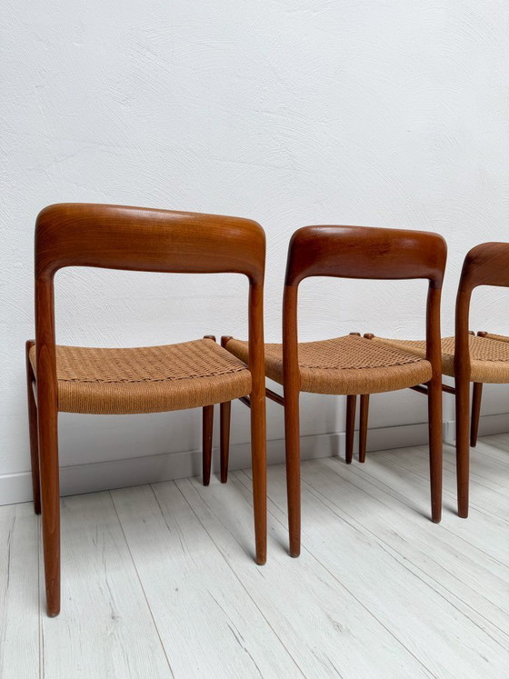 Image 1 of Set van 6 Deense teakhouten eetkamerstoelen nr. 75 van Niels Otto Møller voor JL Møller – jaren 1950 Papercord stoelen