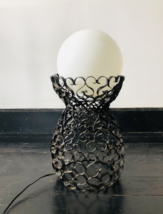 Image 1 of Zwarte smeedijzeren lamp met een handgemaakte witte bol.
