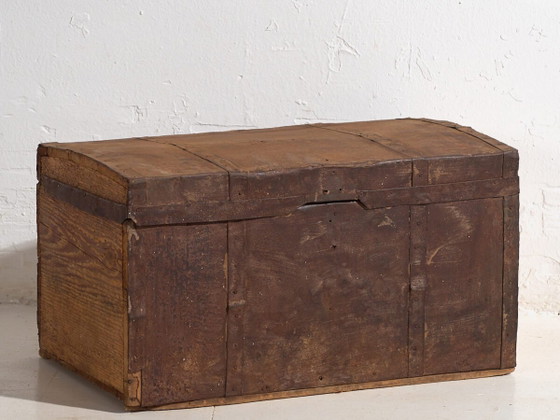Small antique trunk in pine wood – Central Europe, circa 1900 – Decorative Objects, Iron, Rustic (photo 2 of 16)