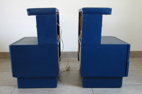Exclusivo par de mesitas de noche de estilo futurista, fabricadas en piel sintética y aluminio cepillado, de (photo 8 of 17)