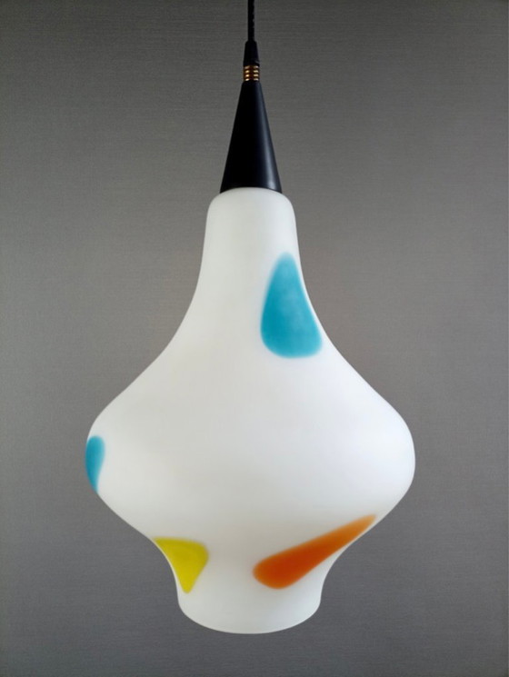 Image 1 of Grande lampada a sospensione Stilnovo a una luce in opalina e inclusioni colorate. Italia, anni '50