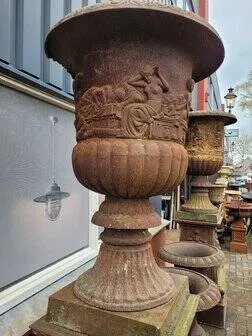Grote oude gietijzeren plantenbak op sokkel, Bruin, Vintage (foto 4 van 7)