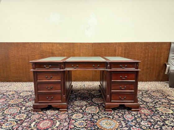 Klassischer englischer Mahagoni Schreibtisch – Leather, Wood (photo 3 of 17)