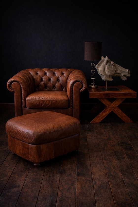 Image 1 of POLTRONA CHESTERFIELD CON POUF IN PELLE PATINA COGNAC