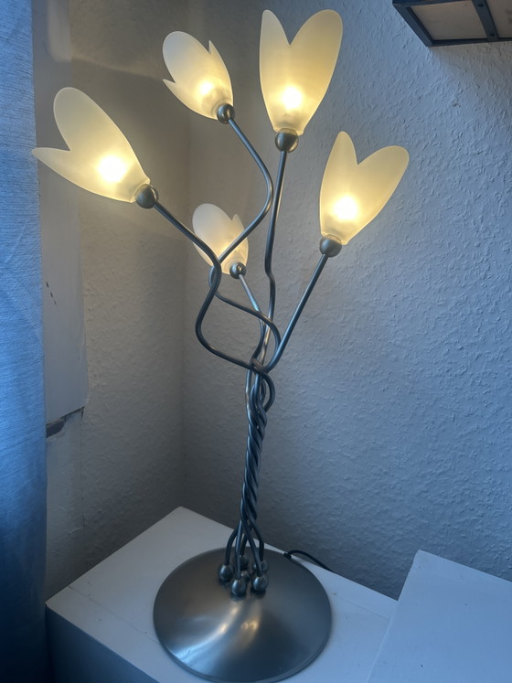 Lampada da tavolo dal design floreale distintivo, con paralumi in vetro a forma di tulipano e base in metallo. (photo 4 of 6)