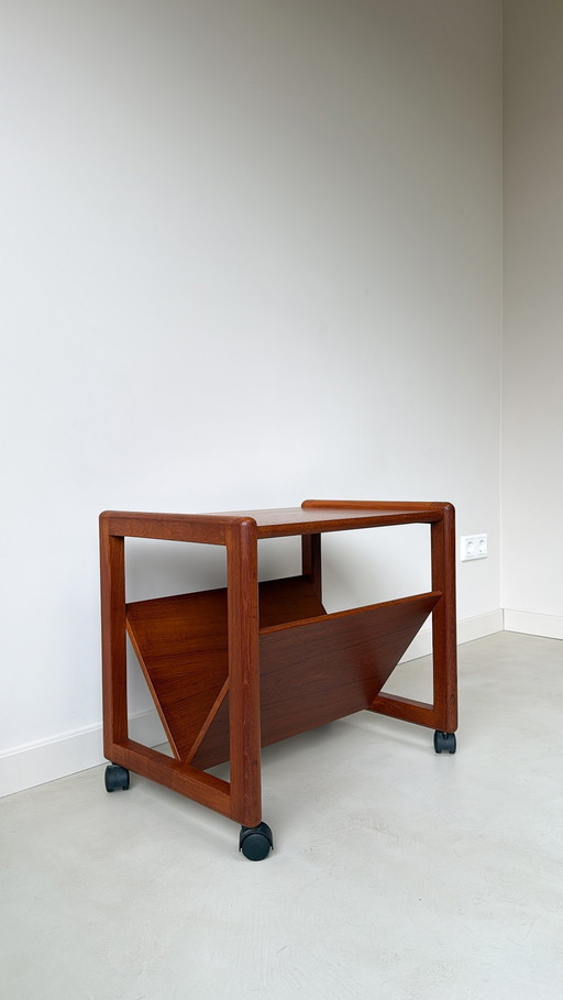 Mesa auxiliar/revistero de teca de muebles daneses vintage