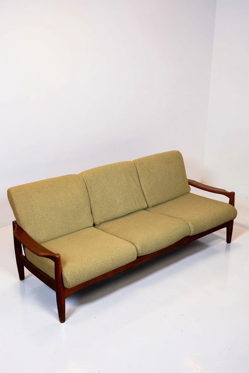 Divano vintage danese a 3 posti in teak con nuovo rivestimento in bouclé verde muschio.