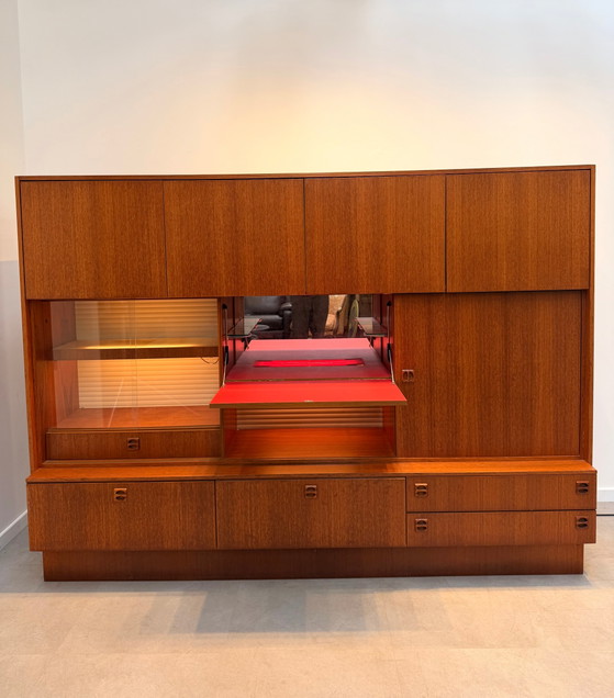 Image 1 of Mueble de pared danés de teca de estilo moderno de mediados de siglo.