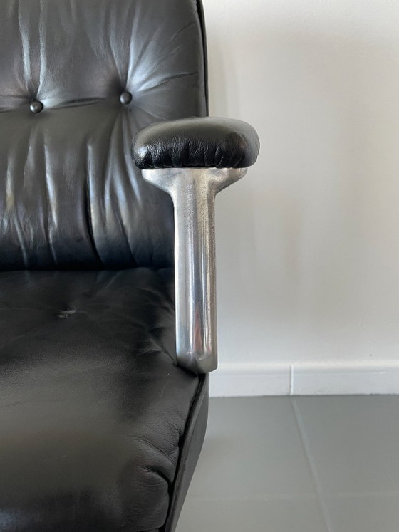 Image 1 of Poltrona modello P126, disegnata da Osvaldo Borsani per la prestigiosa azienda italiana Tecno S.p.A. nel 1966.