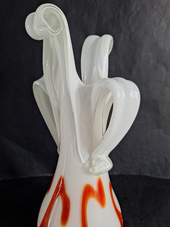 Image 1 of Grand vase en cristal Simais dans une forme d'art libre soufflé à la bouche et formé à la main. Verre de lait aux accents orangé
