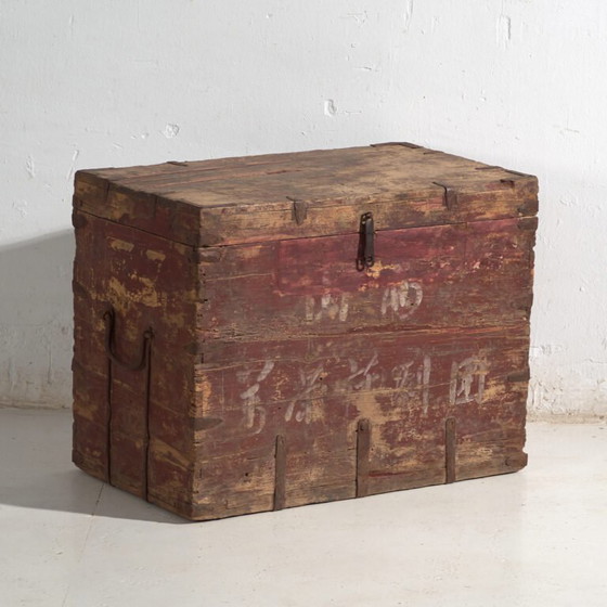 Baule cinese antico dipinto in legno di pino – Cina, circa 1920 – Armadi contenitori, Industrieel (photo 9 of 40)