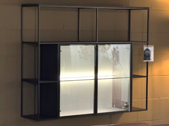 218-23, Interstar, Vitrinekasten, Glas, Metaal, Zwart, Minimalisme (foto 2 van 6)