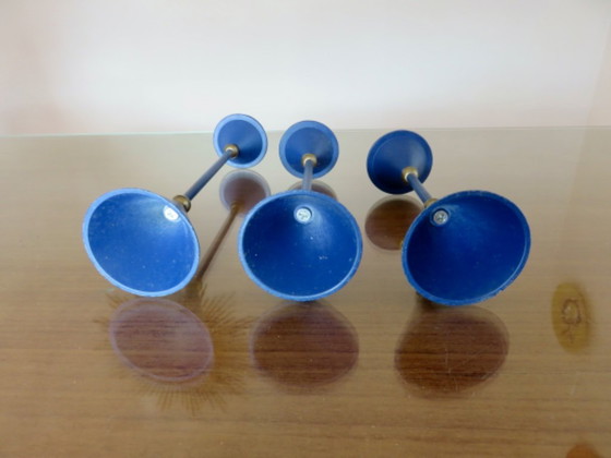 Image 1 of Série de 3 bougeoirs scandinaves, moderniste, métal laqué bleu et laiton années 70