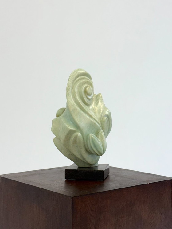 Image 1 of Groene natuursteen sculpture op marmeren Sokkel