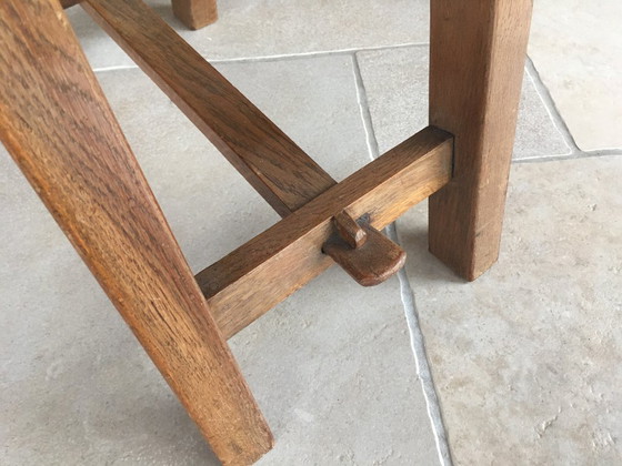 Image 1 of Fußhocker oder Hocker aus massiver Eiche mit geschwungener Sitzfläche aus Binsen