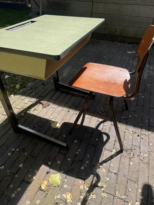 Retro schoolbankje met bijpassend stoeltje