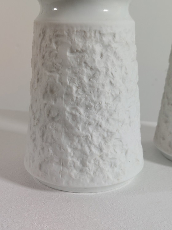 Image 1 of Par de jarrones antiguos de porcelana bizcochada decorados con piedras, de KPM Porcelain Bavaria.