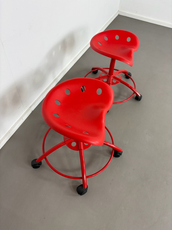Set van 2 rood plastic tractor stoelen IKEA design, Krukjes, Metaal, Kunststof, Zwart (foto 3 van 6)