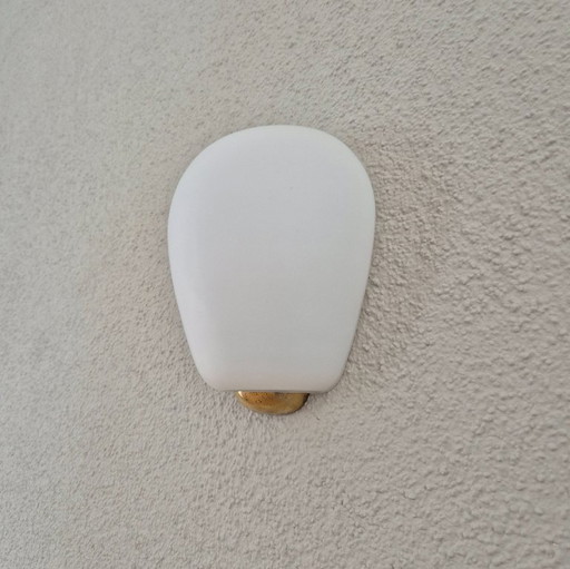 Elegant Peill & Putzler Wall Lamp by Wilhelm Wagenfeld, 1960s, Opaline Glass & Brass – Warm Ambient Light