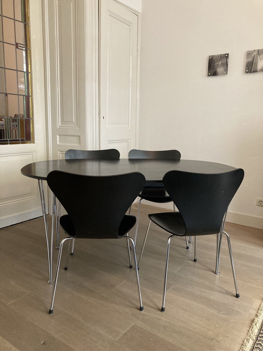 Tafel y stoelen Fritz Hansen y Arne Jacobsen, modelo Superellipse en vlinderstoelen