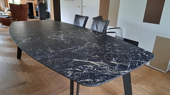 Image 1 of Mesa de comedor de cerámica con diseño único