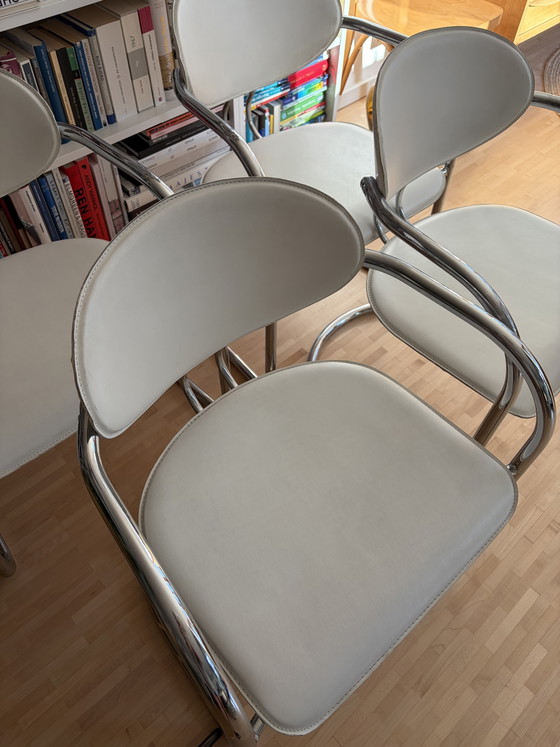 Image 1 of 6 hoogwaardige cantileverstoelen met chromen frame en witte Skai-bekleding.