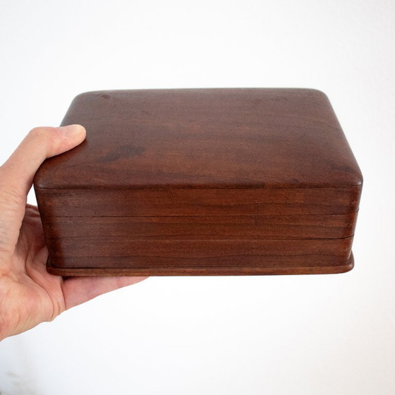 Image 1 of Boîte à bijoux vintage de style moderne du milieu du siècle : bois de noyer aux bords arrondis