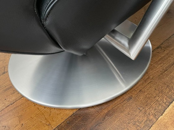 Image 1 of zwart lederen relaxstoel met RVS voet en leuning