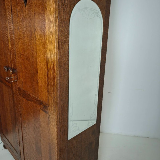 Ein Paar belgische Eichenschränke mit Herzmotiv, 20. Jahrhundert – Kleiderschränke, Wood (photo 10 of 15)
